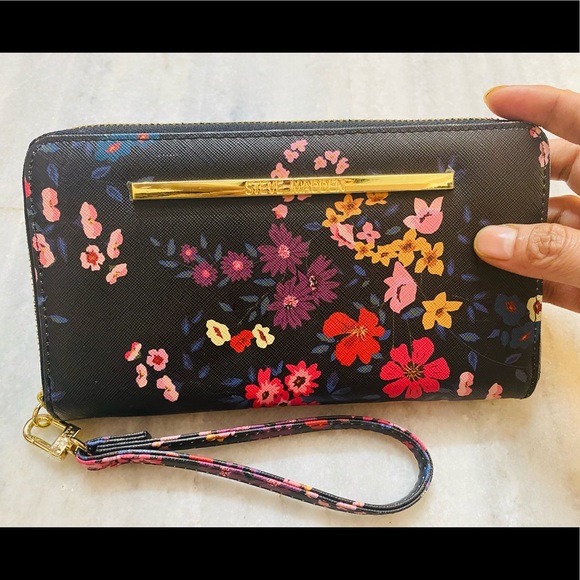 Steve Madden Handbags - Brand new never used, steve madden bigger
size wrist wallet